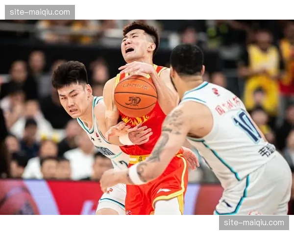 新疆防守篮板保护到位 限制广东二次进攻机会